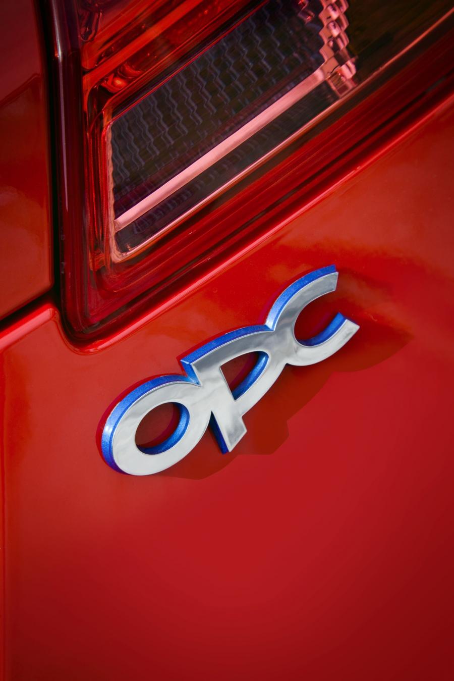 Логотип Opel Insignia OPC Sports Tourer 2009 года  (фото 31 из 49)
